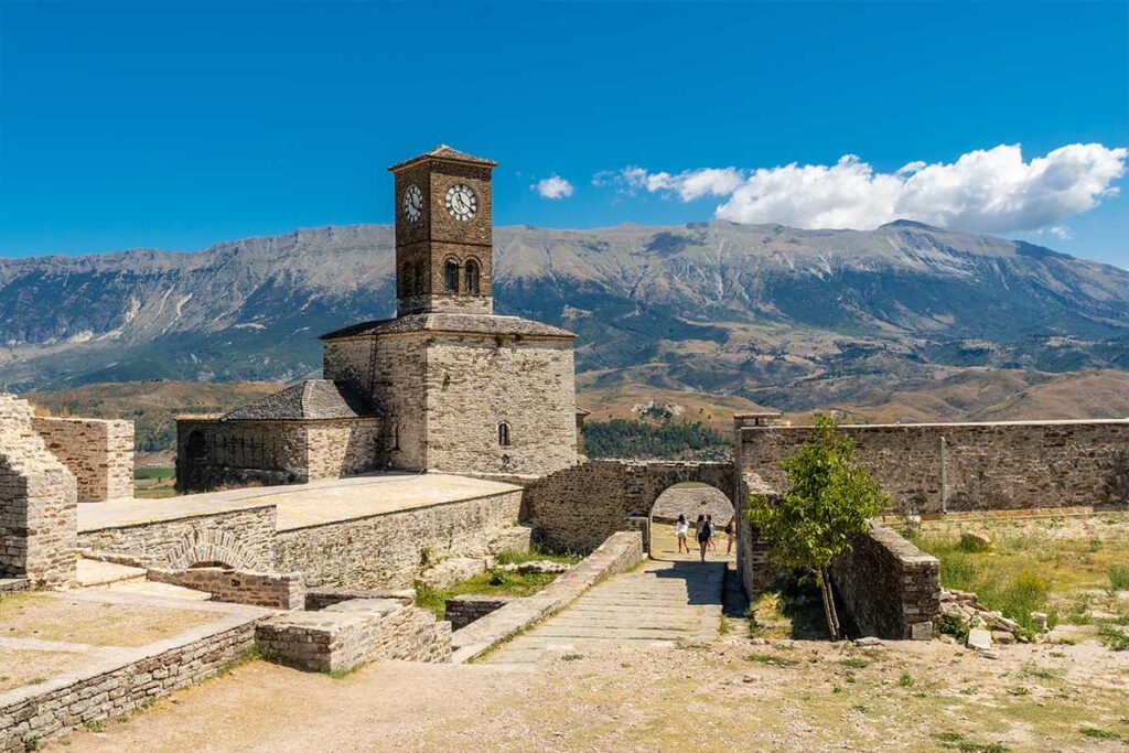 Torre del Reloj en la Fortaleza del castillo otomano Gjirokaster