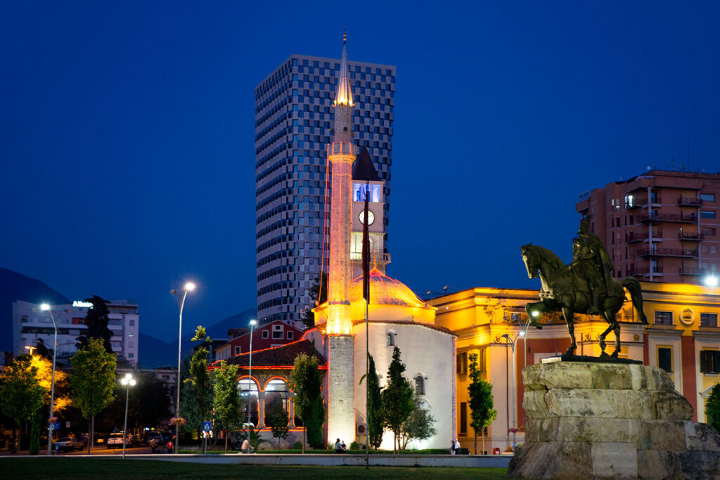 Plaza Skanderbeg iluminada en Tirana